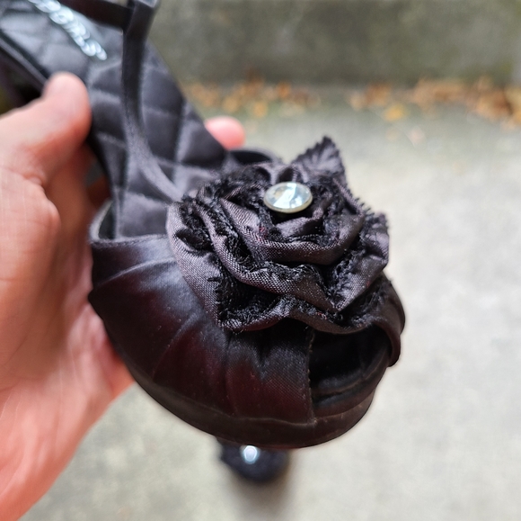 Barely worn BCBG black satin heels - Picture 4 of 4